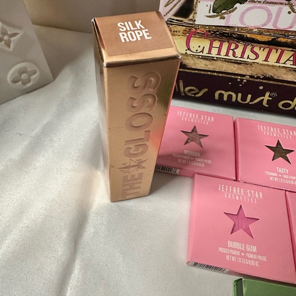 NIB BUNDLE- JEFFREE STAR MAKEUP BUNDLE - Picture 2 of 5